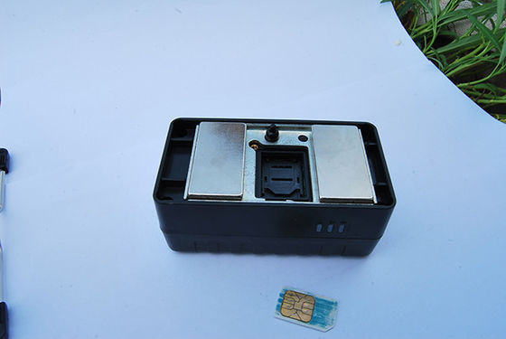Portable Real Time GPS Tracking Devices , Long Life Battery Magnet SOS Cell Phone